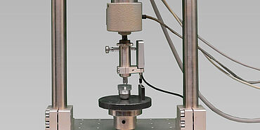 Máquina para ensaios de materiais com atuador de ensaio eletromecânico
