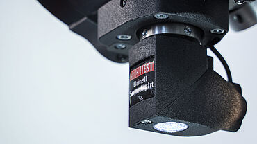 ブリネルのくぼみをより適切に評価するためのブリネルスマートライトを備えたブリネル硬さ試験機