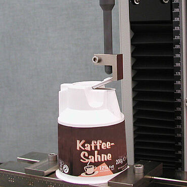Bauteilprüfung Kunststoff: Betätigungskräfte Kaffeesahnebecher als Bespiel für Prüfungen an Zwischenprodukten und fertigen Bauteilen aus Kunststoff